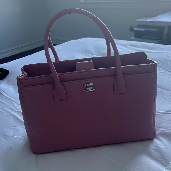 NWOT- Chanel Pink Executive Medium Cerf Tote. Excellent condition. - Picture 10 of 13